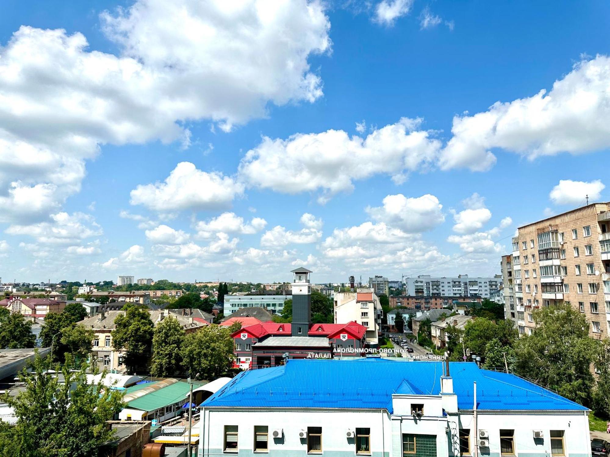 Modern Apartments With A Coffee Machine In The City Center, A View Of The City Ривне Екстериор снимка
