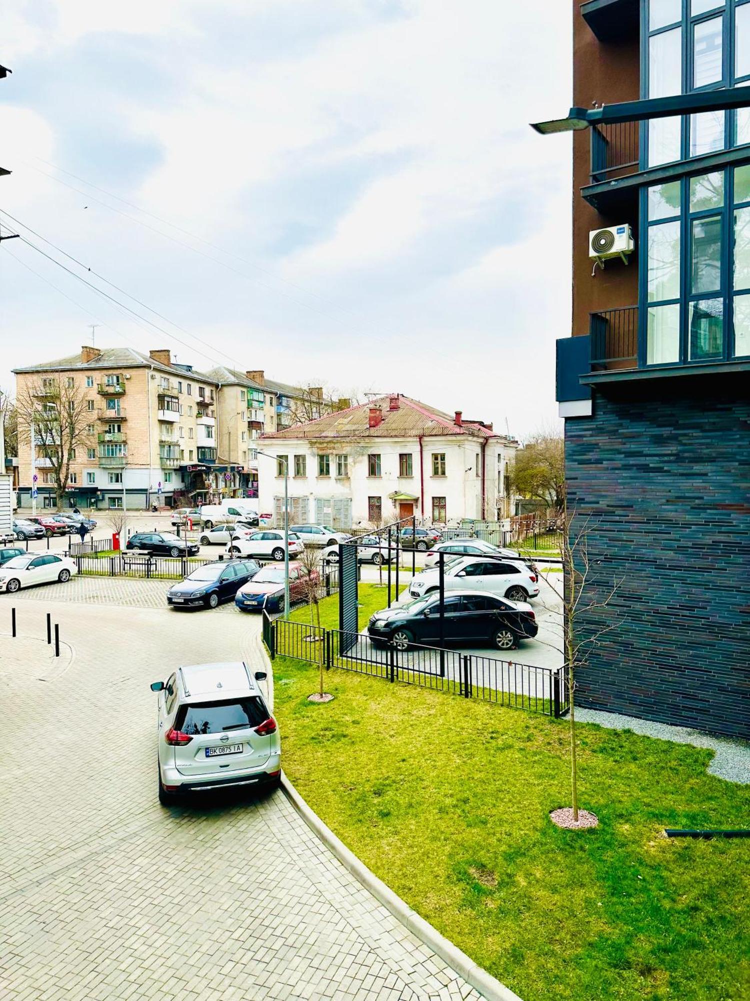 Modern Apartments With A Coffee Machine In The City Center, A View Of The City Ривне Екстериор снимка