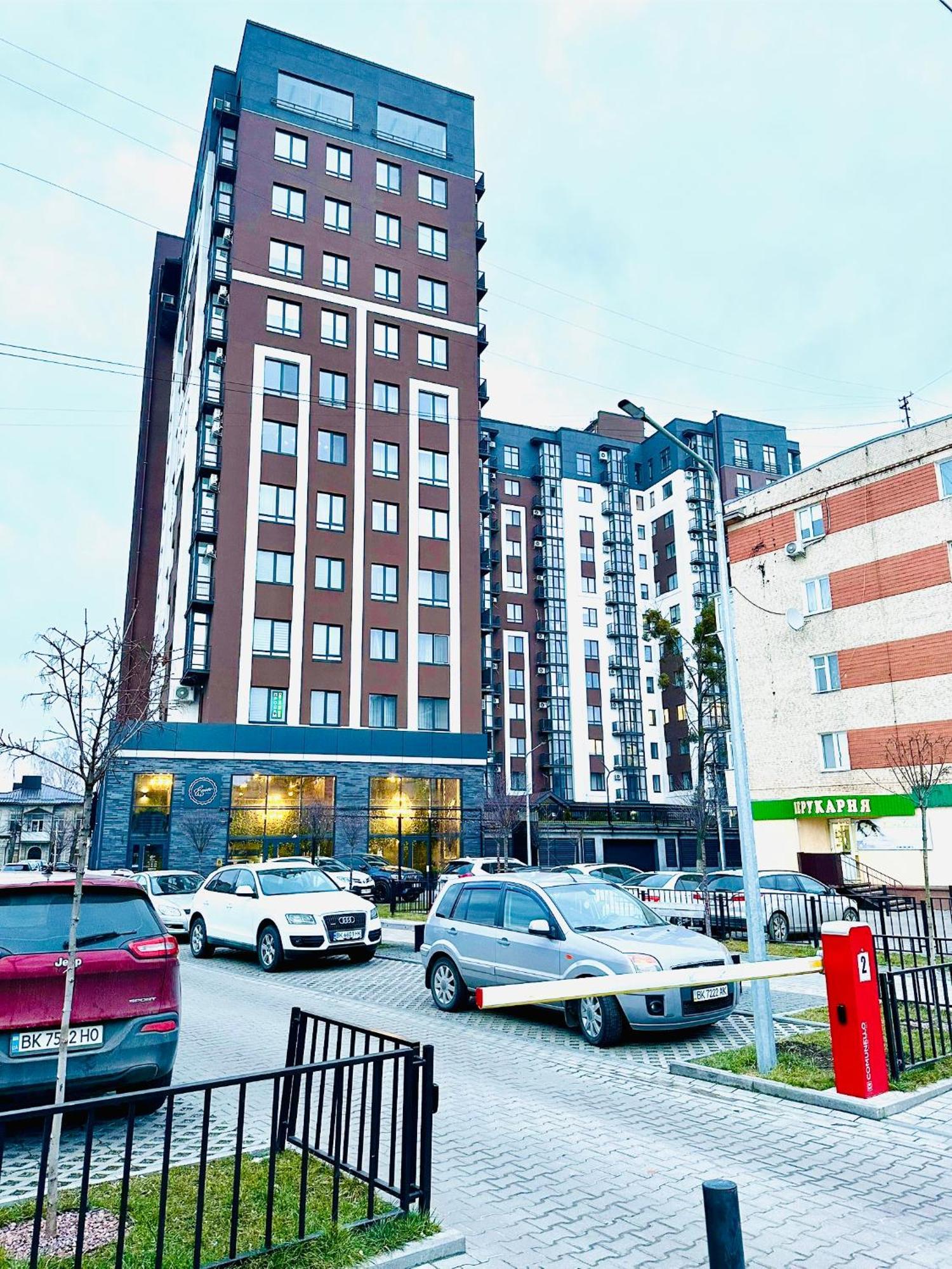 Modern Apartments With A Coffee Machine In The City Center, A View Of The City Ривне Екстериор снимка