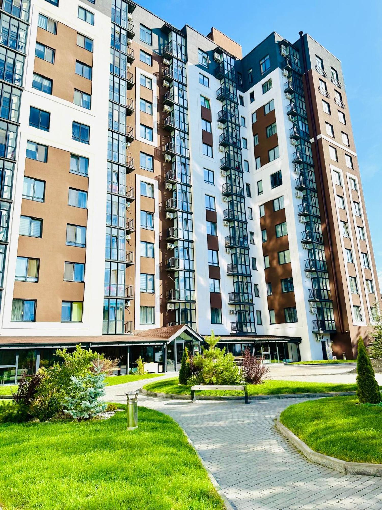 Modern Apartments With A Coffee Machine In The City Center, A View Of The City Ривне Екстериор снимка