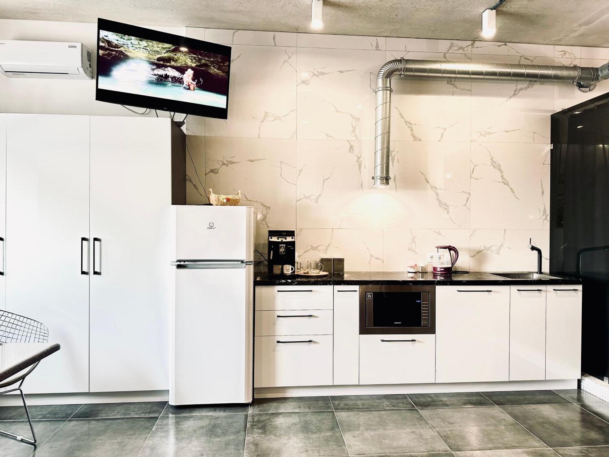 Modern Apartments With A Coffee Machine In The City Center, A View Of The City Ривне Екстериор снимка