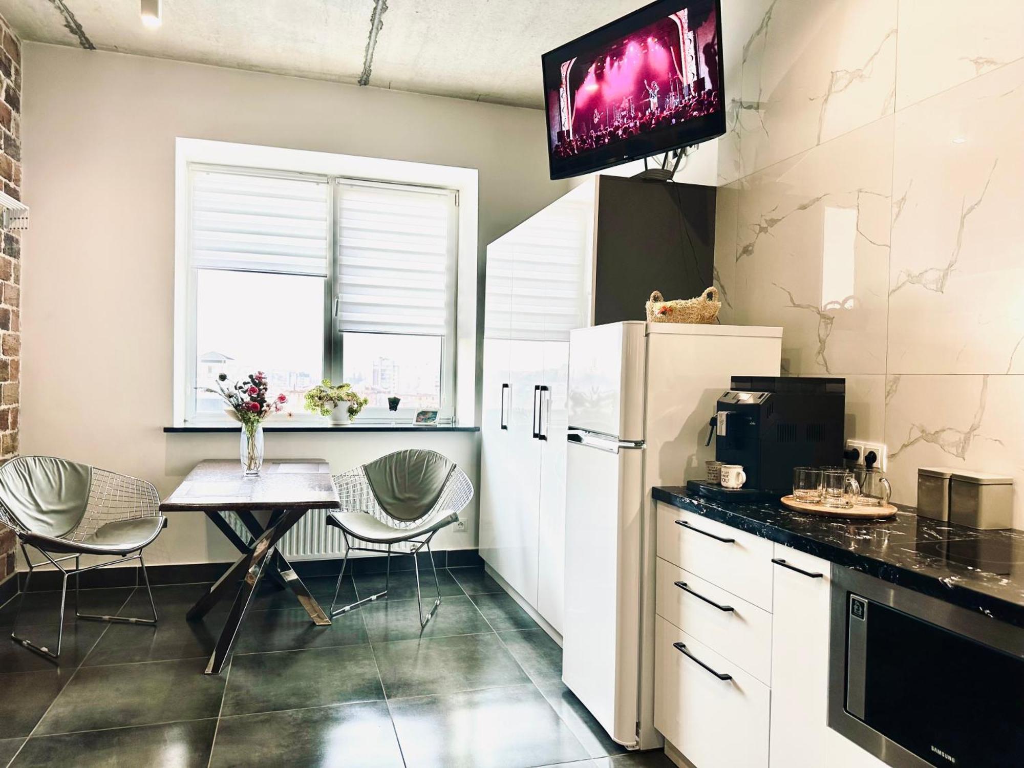 Modern Apartments With A Coffee Machine In The City Center, A View Of The City Ривне Екстериор снимка