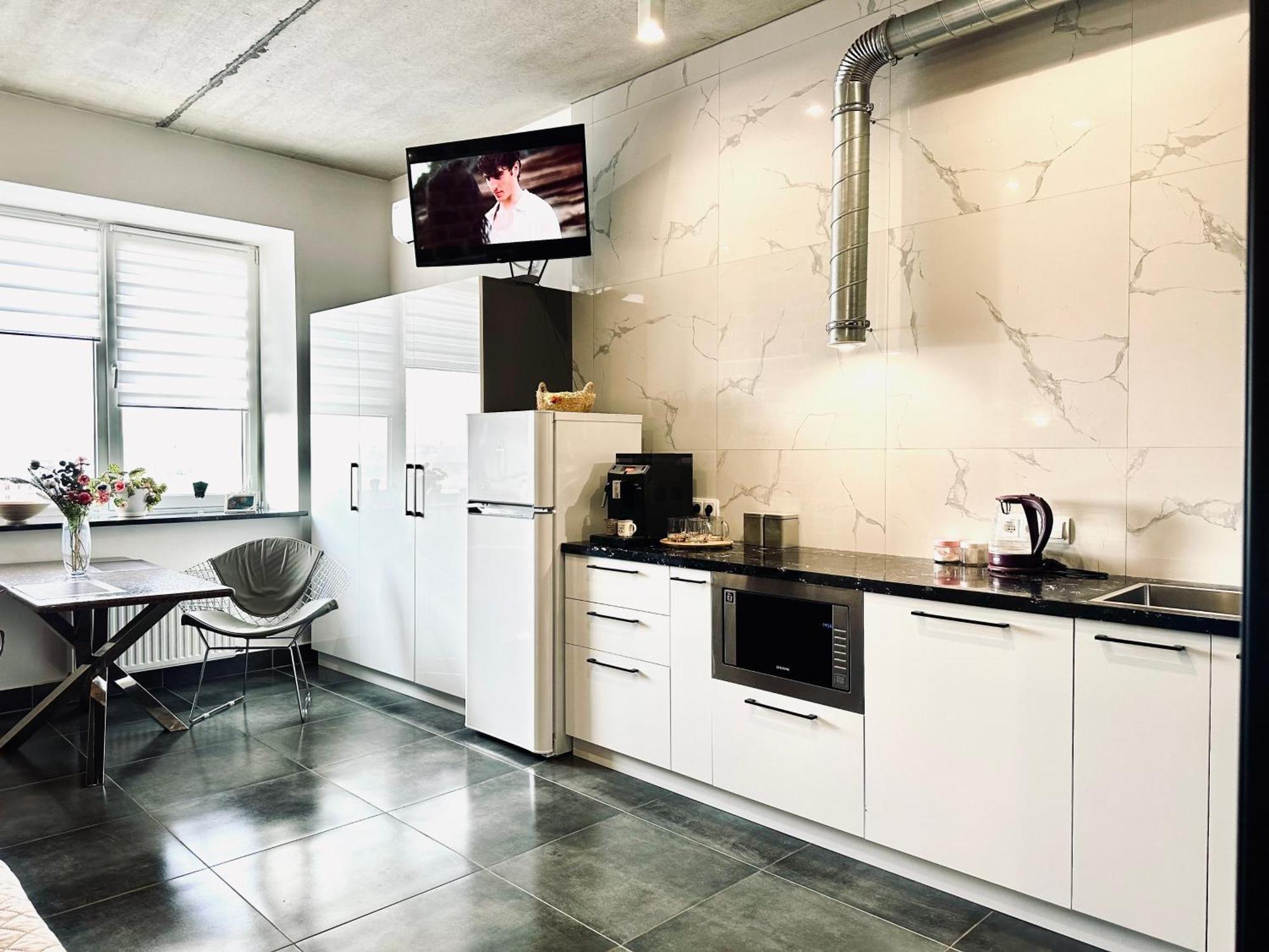 Modern Apartments With A Coffee Machine In The City Center, A View Of The City Ривне Екстериор снимка